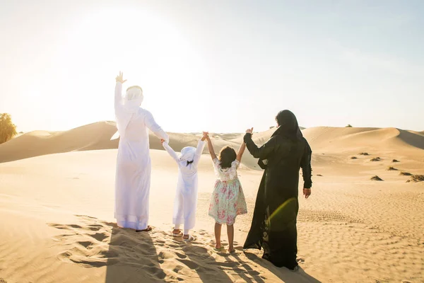 Αραβική Οικογένεια Παιδιά Διασκεδάζουν Στην Έρημο Γονέων Και Παιδιών Γιορτάζει — Φωτογραφία Αρχείου