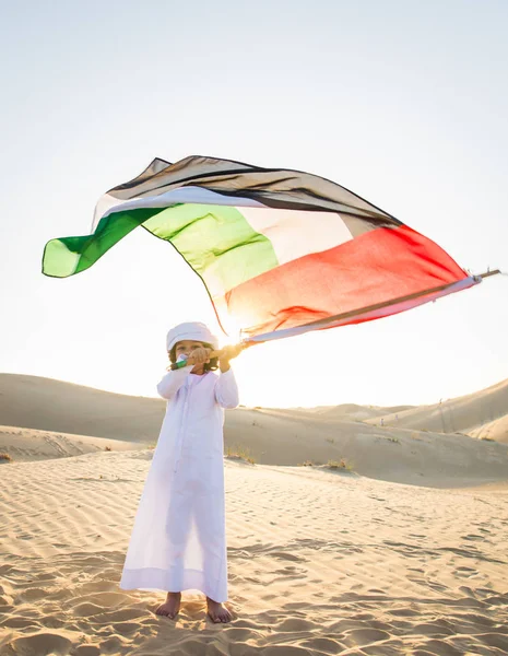 Família Árabe Com Crianças Divertindo Deserto Pais Crianças Celebrando Férias — Fotografia de Stock