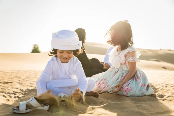 Familia Árabe Con Niños Divirtiéndose Desierto Padres Hijos Celebrando Las —  Fotos de Stock