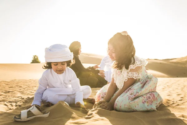 Familia Árabe Con Niños Divirtiéndose Desierto Padres Hijos Celebrando Las —  Fotos de Stock