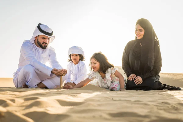 阿拉伯家庭与孩子在沙漠中的乐趣 父母和孩子庆祝节日在迪拜的沙漠 — 图库照片