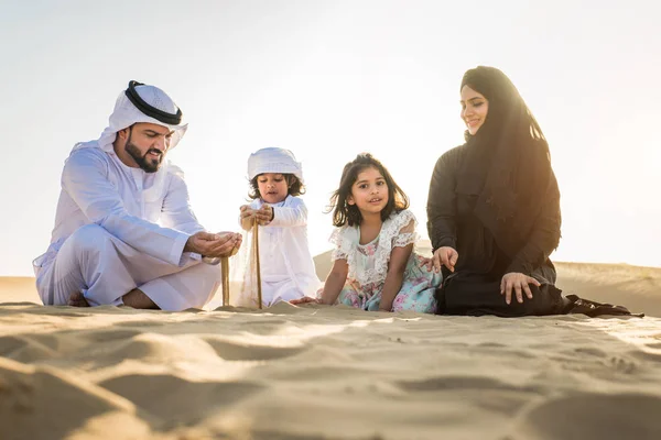 Keluarga Arab Dengan Anak Anak Bersenang Senang Gurun Orang Tua — Stok Foto