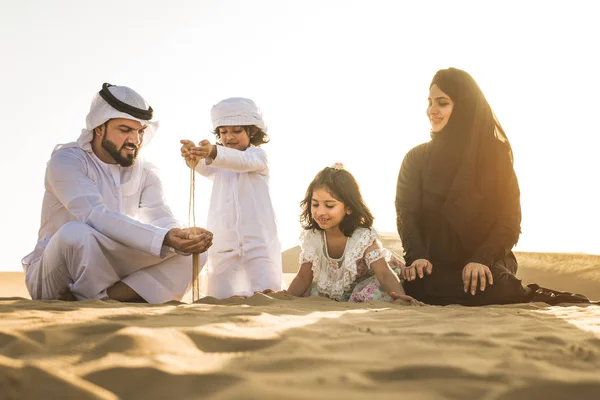 아라비 부모와 두바이 Desrt에서 휴일을 — 스톡 사진