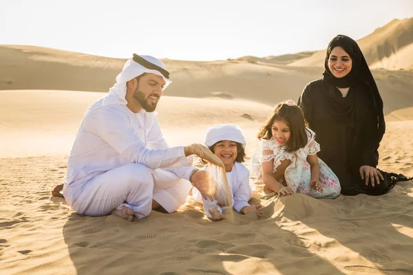 Арабийская Семья Детьми Веселится Пустыне Участники Дети Празднуют Праздник Пустыне — стоковое фото