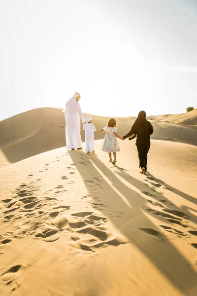 Familia Árabe Con Niños Divirtiéndose Desierto Padres Hijos Celebrando Las — Foto de Stock