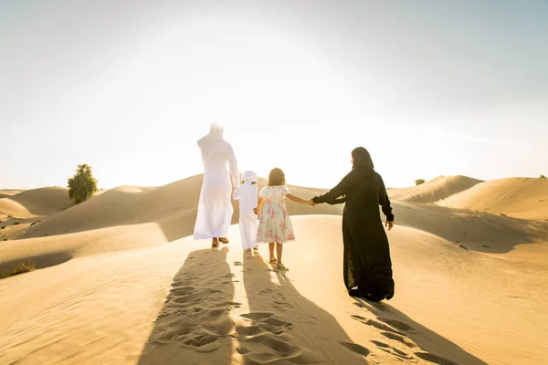 Familia Árabe Con Niños Divirtiéndose Desierto Padres Hijos Celebrando Las — Foto de Stock