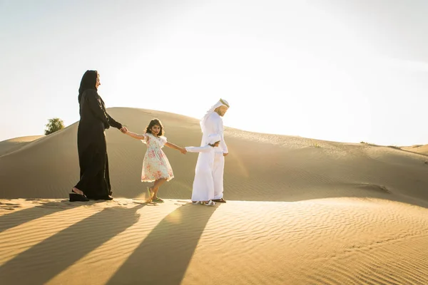 Familia Árabe Con Niños Divirtiéndose Desierto Padres Hijos Celebrando Las — Foto de Stock