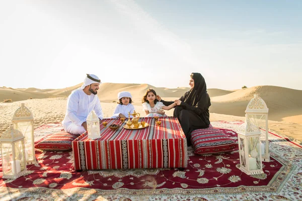 Arabian Familj Med Barn Roligt Öknen Föräldrar Och Barn Firar — Stockfoto