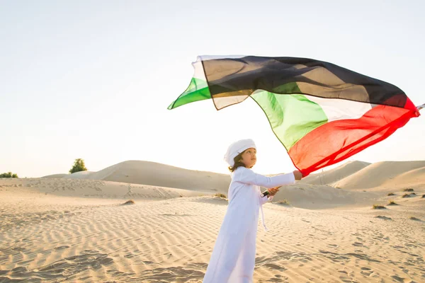 Arabische Familie Met Kinderen Plezier Woestijn Ouders Kinderen Vieren Vakantie — Stockfoto