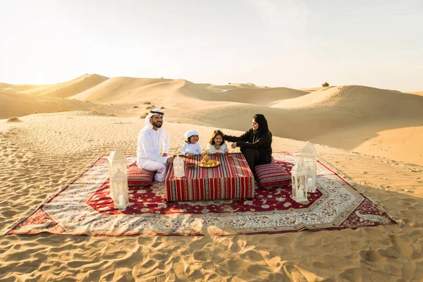 Arabian Familj Med Barn Roligt Öknen Föräldrar Och Barn Firar — Stockfoto