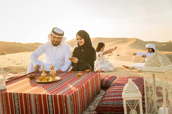 Arabian Familj Med Barn Roligt Öknen Föräldrar Och Barn Firar — Stockfoto