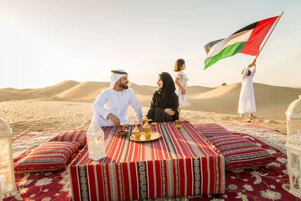 Аравійська Сім Діти Веселяться Пустелі Батьків Дітей Відзначати Свято Дубаї — стокове фото