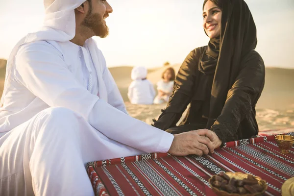 Arabian Familj Med Barn Roligt Öknen Föräldrar Och Barn Firar — Stockfoto