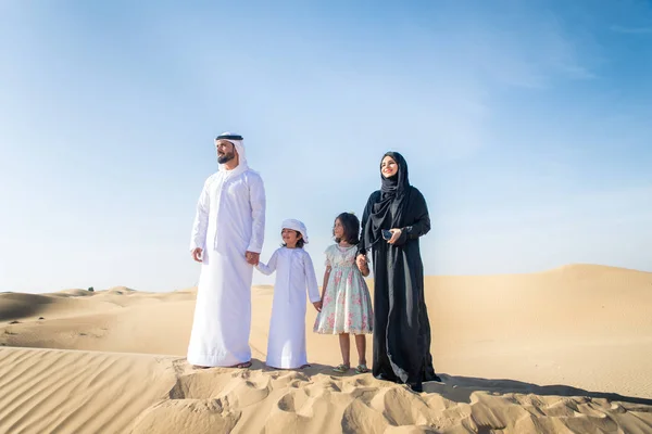 Arabische Familie Met Kinderen Plezier Woestijn Ouders Kinderen Vieren Vakantie — Stockfoto