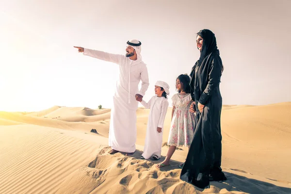 Arabische Familie Met Kinderen Plezier Woestijn Ouders Kinderen Vieren Vakantie — Stockfoto