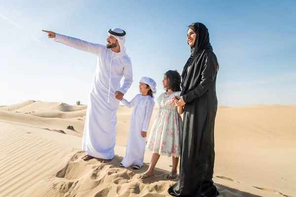 Arabische Familie Met Kinderen Plezier Woestijn Ouders Kinderen Vieren Vakantie — Stockfoto