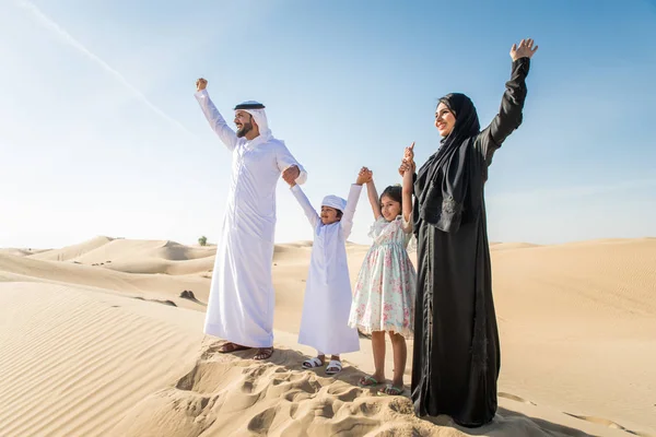 Arabische Familie Met Kinderen Plezier Woestijn Ouders Kinderen Vieren Vakantie — Stockfoto