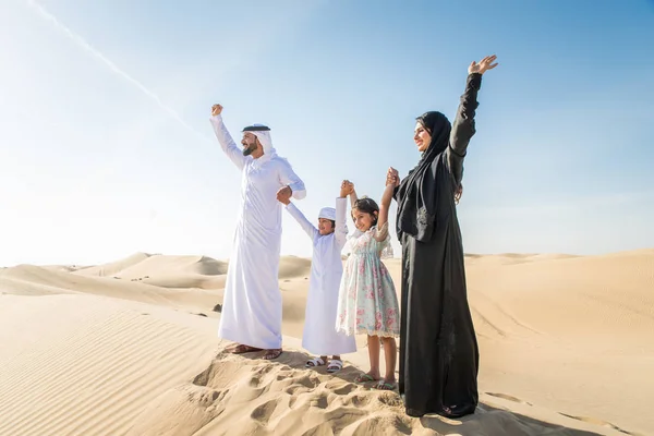 Arabische Familie Met Kinderen Plezier Woestijn Ouders Kinderen Vieren Vakantie — Stockfoto