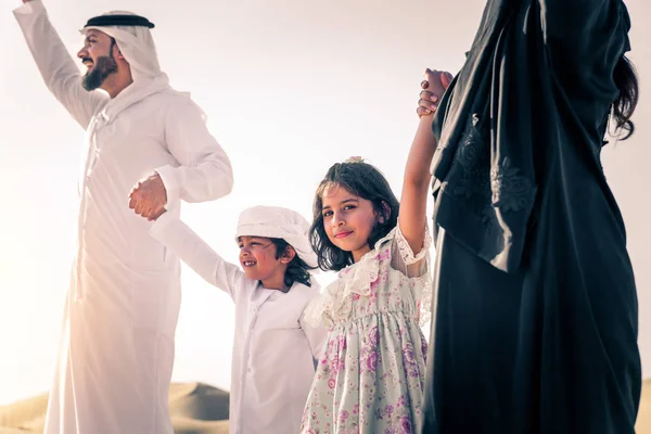 Arabische Familie Met Kinderen Plezier Woestijn Ouders Kinderen Vieren Vakantie — Stockfoto