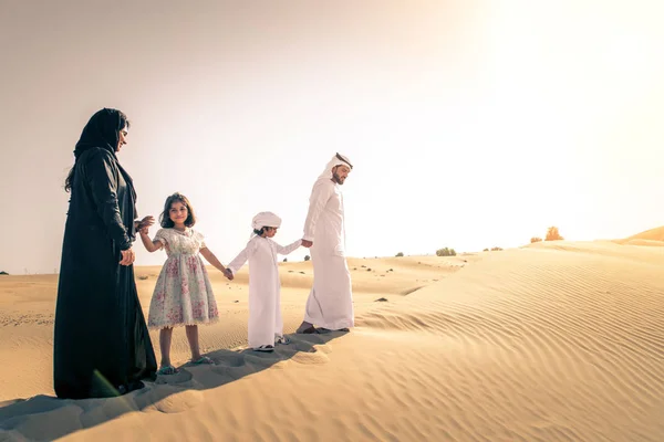 Familia Árabe Con Niños Divirtiéndose Desierto Padres Hijos Celebrando Las — Foto de Stock