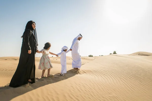 Arabische Familie Met Kinderen Plezier Woestijn Ouders Kinderen Vieren Vakantie — Stockfoto