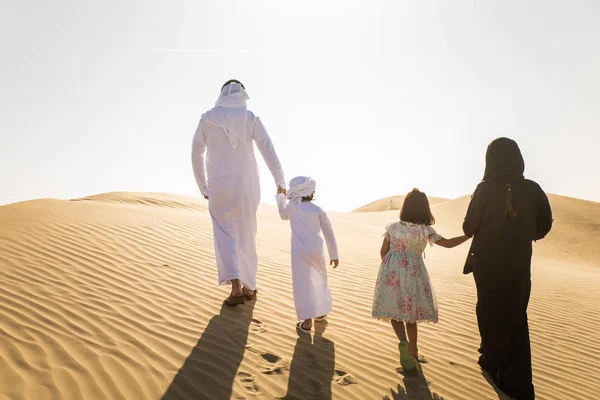 Arabische Familie Met Kinderen Plezier Woestijn Ouders Kinderen Vieren Vakantie — Stockfoto