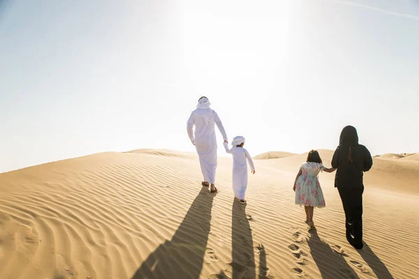 Familia Árabe Con Niños Divirtiéndose Desierto Padres Hijos Celebrando Las —  Fotos de Stock