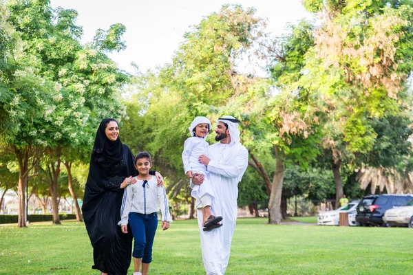 Keluarga Bahagia Dari Timur Tengah Bersenang Senang Sebuah Taman Dubai — Stok Foto