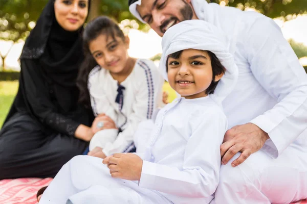 Família Feliz Oriente Médio Divertindo Parque Dubai Pais Crianças Comemorando — Fotografia de Stock