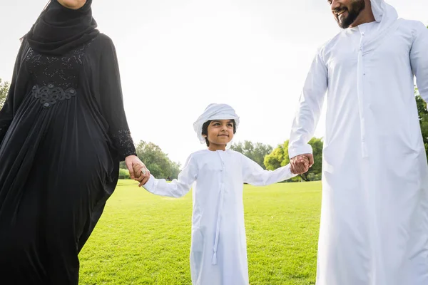 Familia Feliz Oriente Medio Divirtiéndose Parque Dubai Padres Hijos Celebrando —  Fotos de Stock
