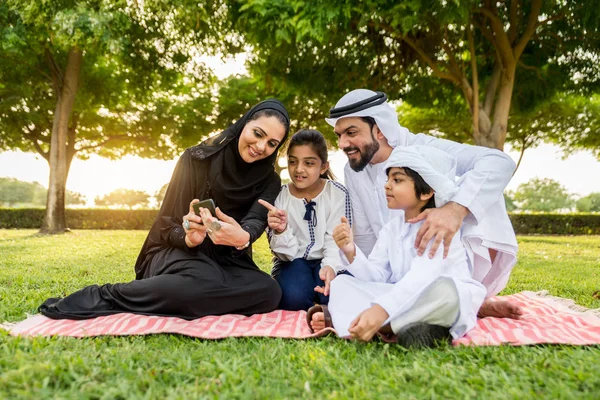 Midden Oosten Gelukkige Familie Plezier Een Park Dubai Ouders Kinderen — Stockfoto