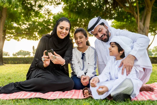 Keluarga Bahagia Dari Timur Tengah Bersenang Senang Sebuah Taman Dubai — Stok Foto