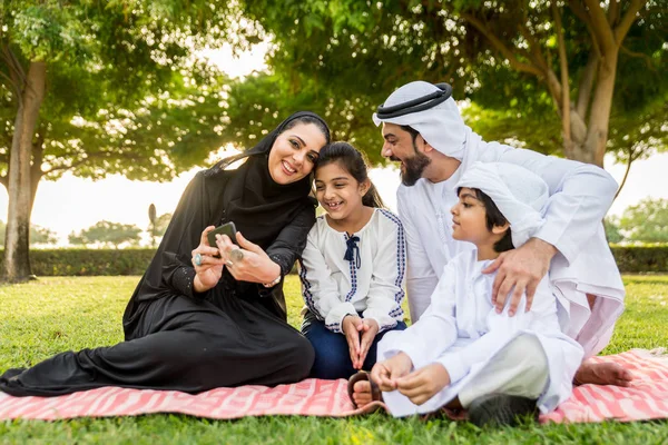 Familia Feliz Oriente Medio Divirtiéndose Parque Dubai Padres Hijos Celebrando — Foto de Stock