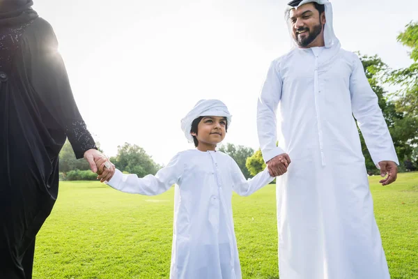 Glückliche Mittelöstliche Familie Beim Spaß Einem Park Dubai Eltern Und — Stockfoto