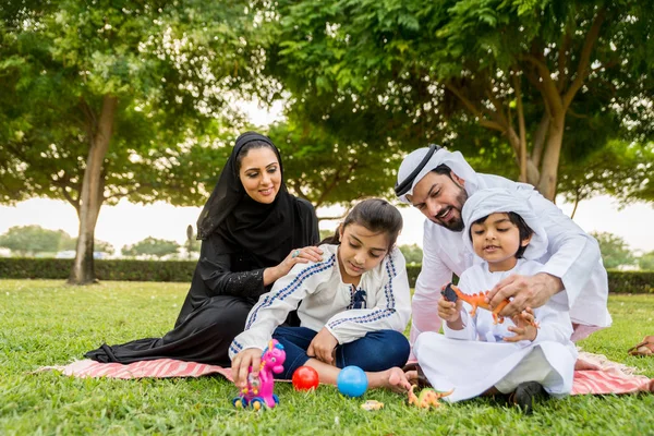 Familia Feliz Oriente Medio Divirtiéndose Parque Dubai Padres Hijos Celebrando —  Fotos de Stock