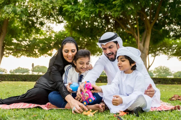 Parkban Található Dubai Szülők Gyerekek Ünneplő Hétvégére Természetben Szórakozik Közel — Stock Fotó
