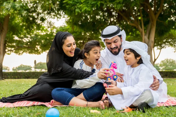Keluarga Bahagia Dari Timur Tengah Bersenang Senang Sebuah Taman Dubai — Stok Foto