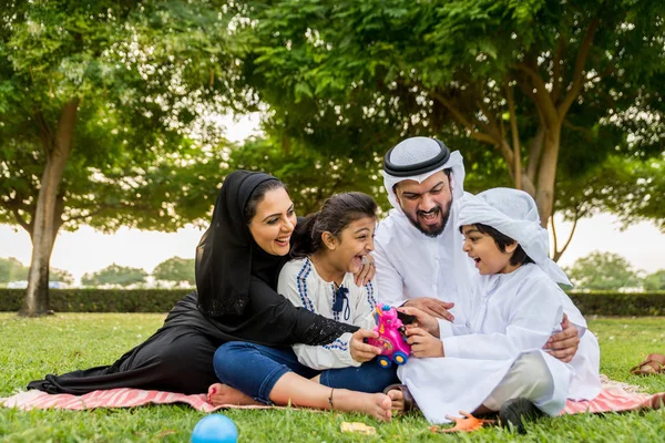 Familia Feliz Oriente Medio Divirtiéndose Parque Dubai Padres Hijos Celebrando —  Fotos de Stock