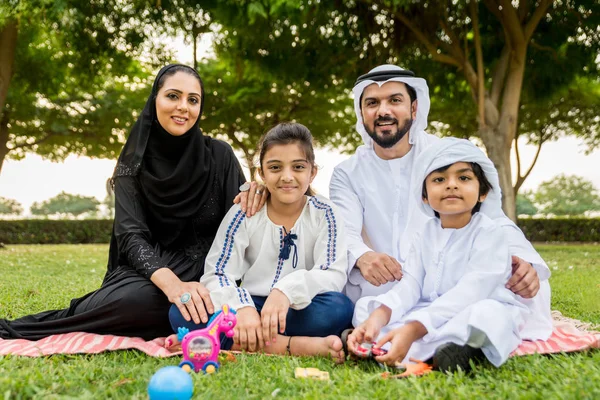 Familia Feliz Oriente Medio Divirtiéndose Parque Dubai Padres Hijos Celebrando — Foto de Stock