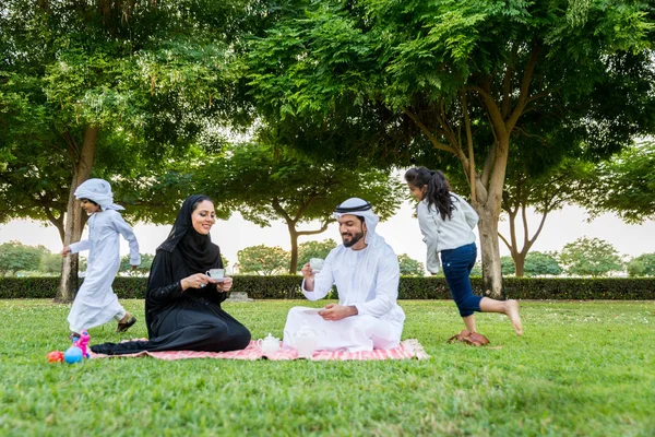 Keluarga Bahagia Dari Timur Tengah Bersenang Senang Sebuah Taman Dubai — Stok Foto