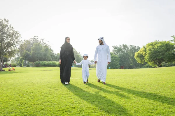 Familia Feliz Oriente Medio Divirtiéndose Parque Dubai Padres Hijos Celebrando —  Fotos de Stock