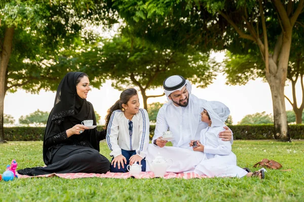 Familia Feliz Oriente Medio Divirtiéndose Parque Dubai Padres Hijos Celebrando —  Fotos de Stock