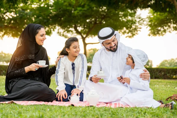 Familia Feliz Oriente Medio Divirtiéndose Parque Dubai Padres Hijos Celebrando —  Fotos de Stock