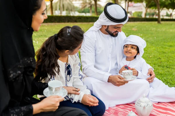 Keluarga Bahagia Dari Timur Tengah Bersenang Senang Sebuah Taman Dubai — Stok Foto