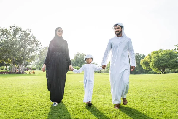 Familia Feliz Oriente Medio Divirtiéndose Parque Dubai Padres Hijos Celebrando —  Fotos de Stock