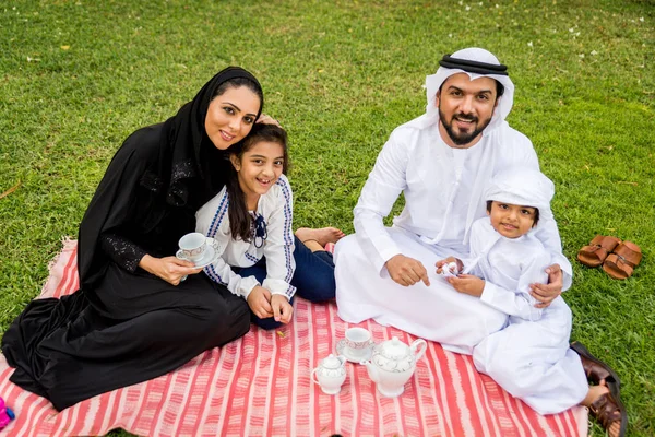 Keluarga Bahagia Dari Timur Tengah Bersenang Senang Sebuah Taman Dubai — Stok Foto