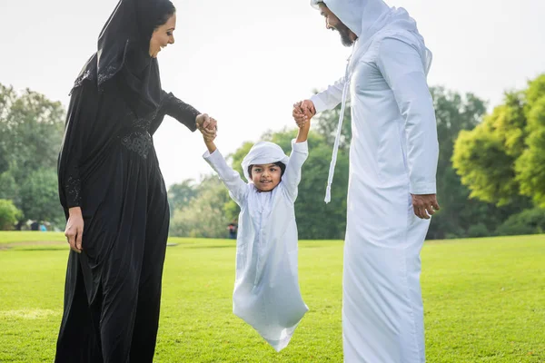 Familia Feliz Oriente Medio Divirtiéndose Parque Dubai Padres Hijos Celebrando —  Fotos de Stock