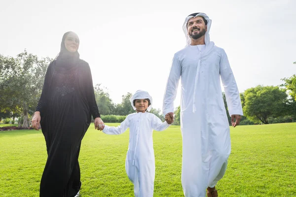 Keluarga Bahagia Dari Timur Tengah Bersenang Senang Sebuah Taman Dubai — Stok Foto