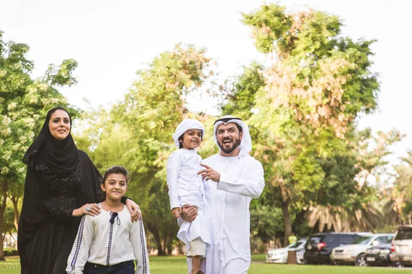 Familia Feliz Oriente Medio Divirtiéndose Parque Dubai Padres Hijos Celebrando —  Fotos de Stock