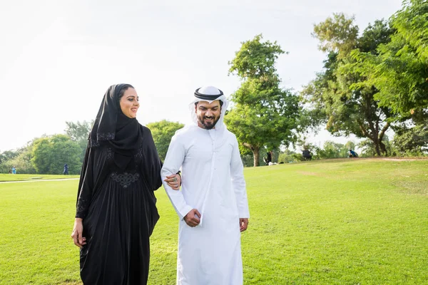 Familia Feliz Oriente Medio Divirtiéndose Parque Dubai Pareja Celebrando Fin —  Fotos de Stock